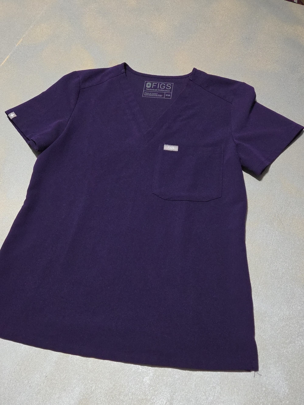 Figs Women Short Sleeve Pocket Tee in Deep Purple Xxs